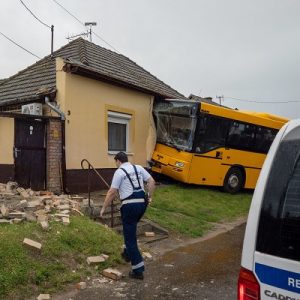 FOTÓK: Családi házba csapódott egy Volánbusz reggel –  Egy kisgyermekes család lakott az épületben