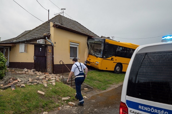 FOTÓK: Családi házba csapódott egy Volánbusz reggel –  Egy kisgyermekes család lakott az épületben