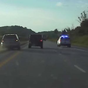 Videón, ahogy rendőrök mentik meg az autópályán megállni képtelen fékhibás autót