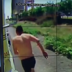VIDEÓ: Na ő mindent megtett az alkoholért. A mozgó tartálykocsira ugrott érte