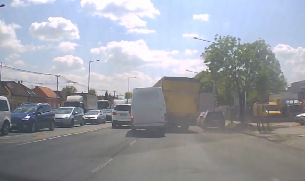 VIDEÓ: Kakaskodásból lett baleset a Grassalkovich úton, ami könnyen súlyosabb is lehetett volna