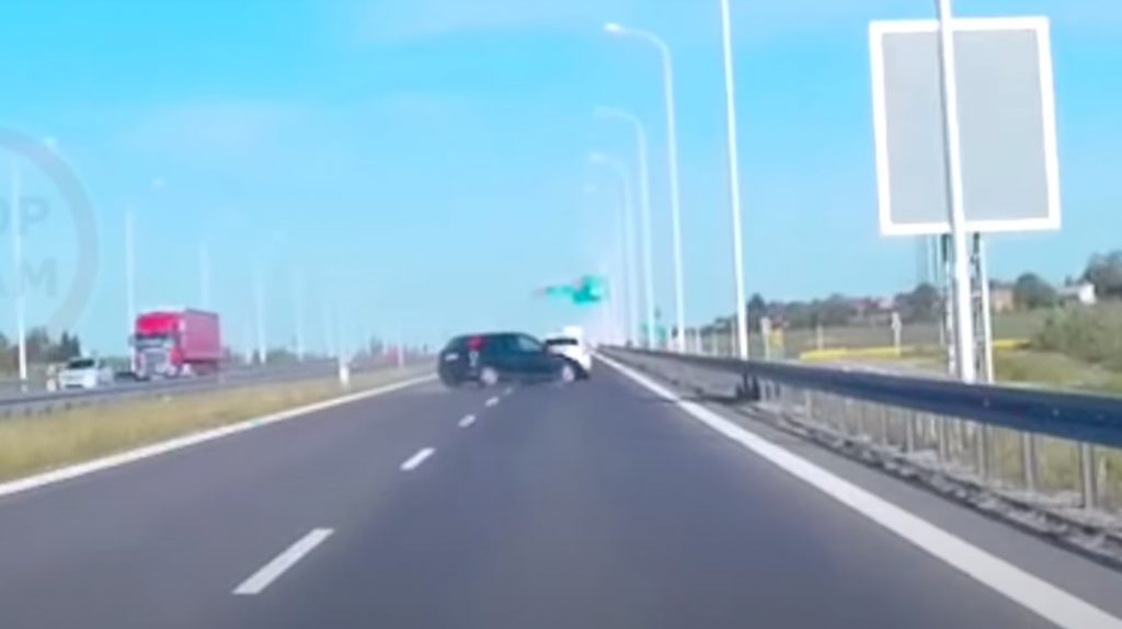 VIDEÓ: Súlyos baleset – Legalább ezen a videón gondolkodj el, mielőtt büntetőfékeznél VIDEÓ: Súlyos baleset – Legalább ezen a videón gondolkodj el, mielőtt büntetőfékeznél