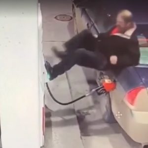 VIDEÓ: Utánozhatatlan dührohamot kapott egy férfi a benzinkúton
