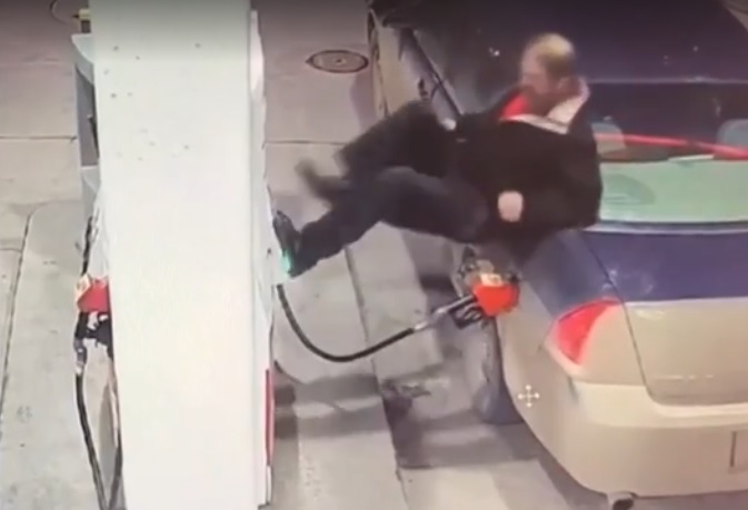 VIDEÓ: Utánozhatatlan dührohamot kapott egy férfi a benzinkúton