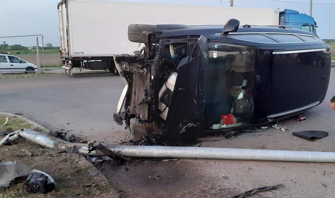 A körforgalomból, a szembe sávból behajtva repült ki a szomszédos benzinkútra Halásztelken A körforgalomból, a szembe sávból behajtva repült ki a szomszédos benzinkútra Halásztelken