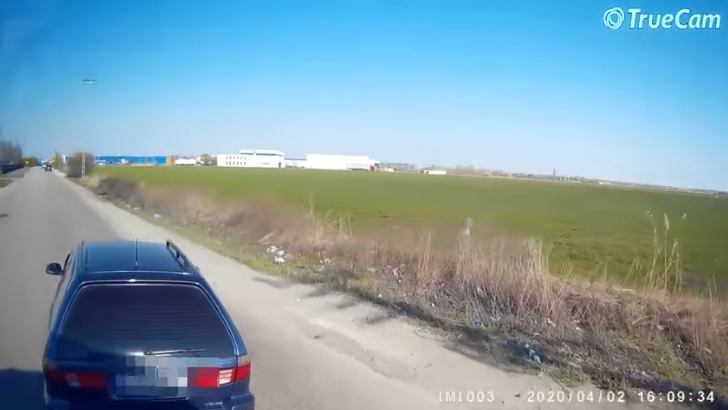 VIDEÓ: Büntetőfékezéssel vett revansot az elé kiforduló kamionoson az autós