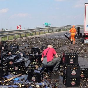 VIDEÓ: Teli sörös rekeszek borultak az M30-as autópálya lehajtójára Miskolcnál kora délután