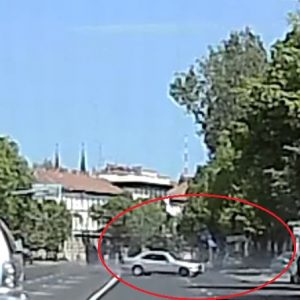 VIDEÓ: Éljen május elseje – Vadult kicsit az út közepén, majd helyre rakott egy parkoló autót