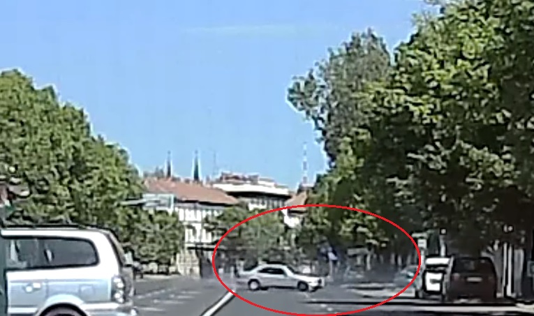 VIDEÓ: Éljen május elseje – Vadult kicsit az út közepén, majd helyre rakott egy parkoló autót