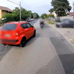 VIDEÓ: Ezt üzeni a buszsofőr egy tegnap büntetőfékező piros Ignis sofőrnek