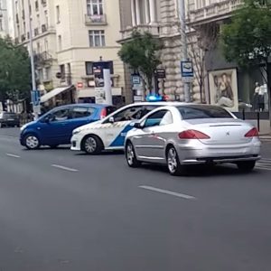 VIDEÓ: Megpróbálta elütni a járőröket, akik erre fegyvert fogtak rá. Pizzafutár állta útját az ámokfutónak