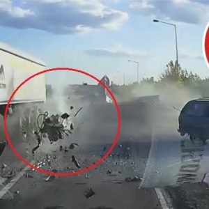 VIDEÓ: Nem állt meg a STOP! táblánál az autós- Két teherautóval ütközött, a motor egyből kiszakadt