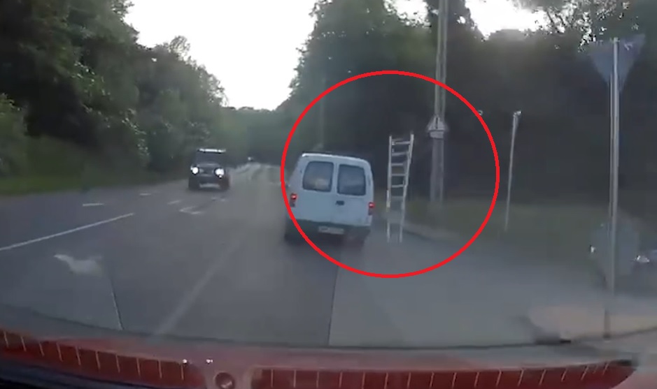 Videón, ahogy a rosszul rögzített létra elszabadul az országúton
