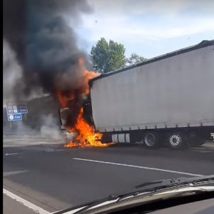 FOTÓK: Hatalmas lánggal égett egy teherautó reggel az M0-ás autóúton