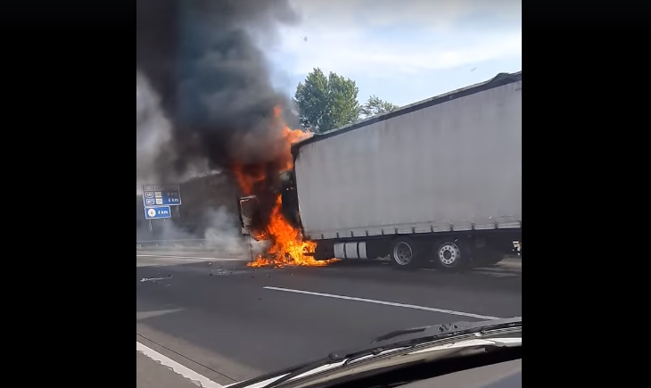 FOTÓK: Hatalmas lánggal égett egy teherautó reggel az M0-ás autóúton