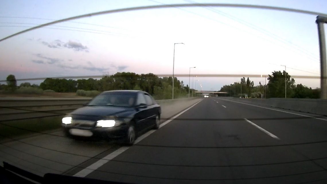VIDEÓ: M5-ösön, a leállósávban száguld el a tahó és még bosszantó kárt is okoz ezzel VIDEÓ: M5-ösön, a leállósávban száguld el a tahó és még bosszantó kárt is okoz ezzel