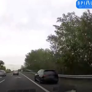 VIDEÓ: Ha azon a leállósávon épp vesztegelt volna valaki…