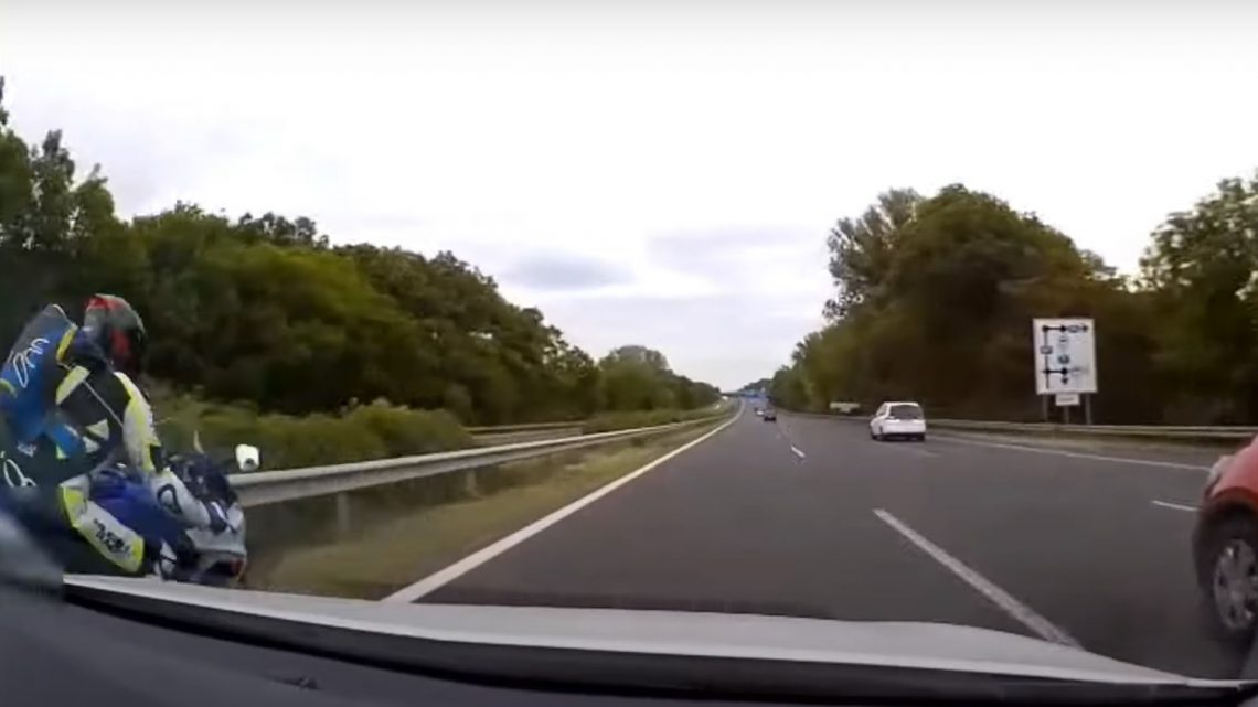 VIDEÓ: Ez a motoros sem érzett túl sok felelősséget magáért és a hozzátartozóiért az M7-esen VIDEÓ: Ez a motoros sem érzett túl sok felelősséget magáért és a hozzátartozóiért az M7-esen