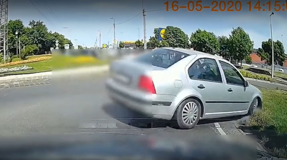 Videón, ahogy összetöri magát egy autós a 18. kerületi, Méta utcai körforgalomban