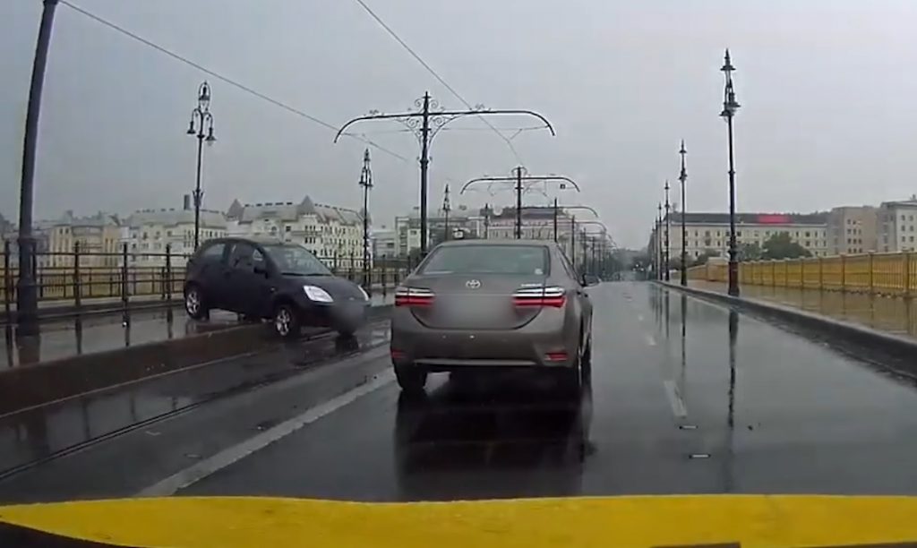 VIDEÓ: Hatalmas piruettel, a peronon végezte ma reggel egy autós a Margit hídon