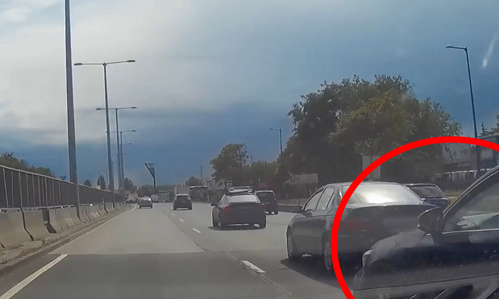 VIDEÓ: Nem bírt magával az M3 bevezetőn a Lexus sofőrje. Centiken múlott a baleset