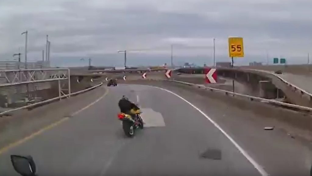VIDEÓ: Egészen elképesztő, de leugratott a felüljáróról egy motoros Kanadában