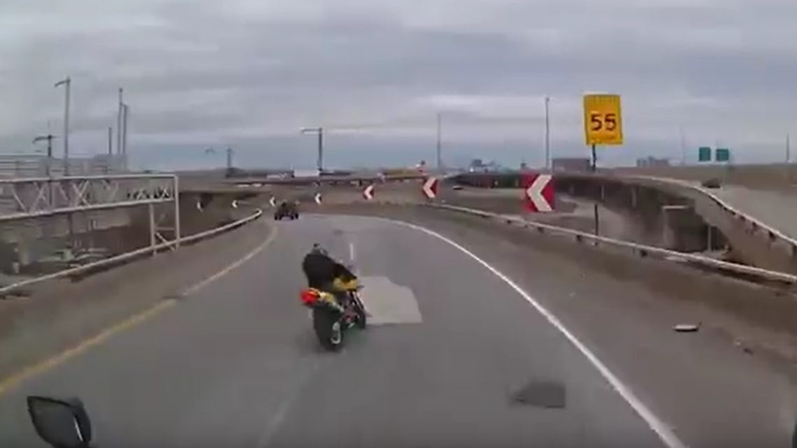 VIDEÓ: Egészen elképesztő, de leugratott a felüljáróról egy motoros Kanadában VIDEÓ: Egészen elképesztő, de leugratott a felüljáróról egy motoros Kanadában