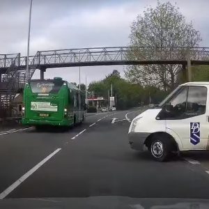 VIDEÓ: Néha a legegyszerűbb szituációk is tudnak baleseteket szülni