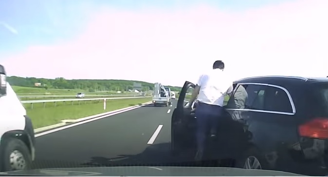 VIDEÓ: Félreállt az autópályán, de elfelejtette rögzíteni az autót – Másodperceken múlt a baleset