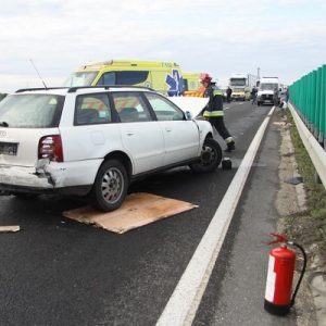 VIDEÓ: Elgázoltak egy férfit a 8-as főúton – Egy balesetveszélyes raklapot akart lehúzni az útról