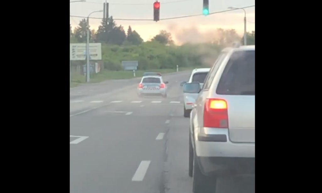 Megint terjed egy videó, egy sajnos szabálytalan rendőrautó manőveréről Megint terjed egy videó, egy sajnos szabálytalan rendőrautó manőveréről