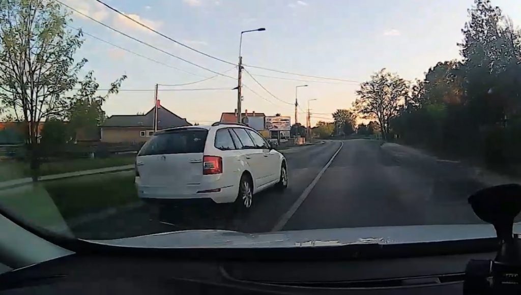 VIDEÓ: “Stílusosan” érkezett meg Ráckevére a fehér Skodával VIDEÓ: “Stílusosan” érkezett meg Ráckevére a fehér Skodával