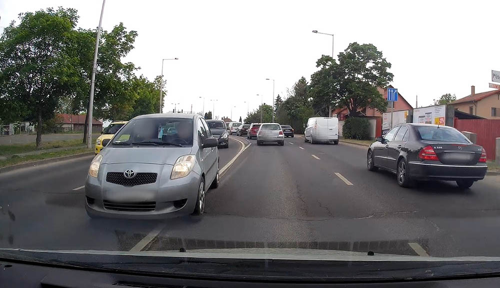 VIDEÓ: Lezúzták autóját Szentendrén és nem álltak meg. Gábor örült, hogy volt kamerája