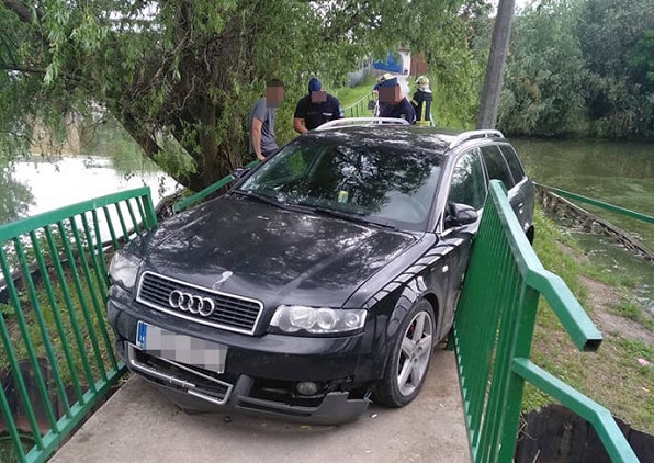 FOTÓK: Autó szorult be egy gyaloghídon Gyomaendrődön
