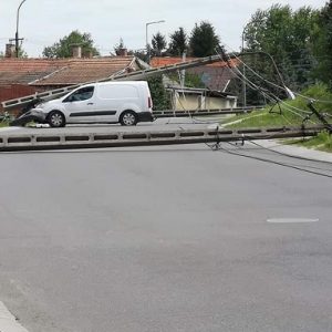 FOTÓK: Nekiment egy oszlopnak az autós, de ezzel egyből 6 másikat is kidöntött