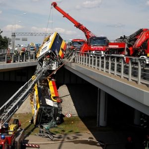 Be volt drogozva a buszsofőr, aki 40 utassal a fedélzetén lezuhant egy felüljáróról Varsóban