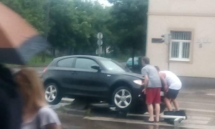 FOTÓK: Kidöntöttek egy jelzőlámpát a 17. kerületben, majd “lekapták” róla az autót és elmentek