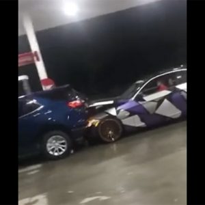 Bosszú: Nem vele ment el a lány, ezért rommá törte autóját a benzinkúton – VIDEÓ