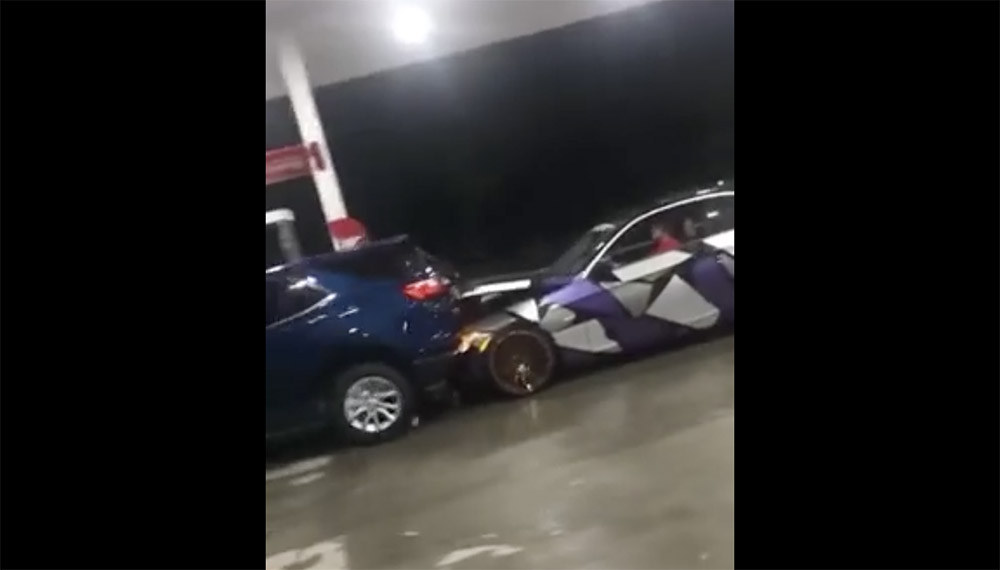 Bosszú: Nem vele ment el a lány, ezért rommá törte autóját a benzinkúton – VIDEÓ