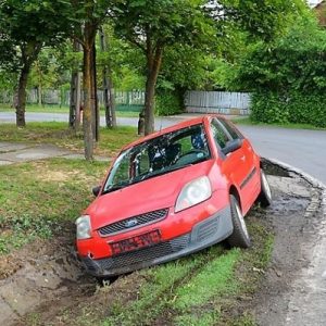 Ittasan engedte, hogy szintén ittas társa jogsi nélkül vezesse az autóját – Mindkettőjüket előállították