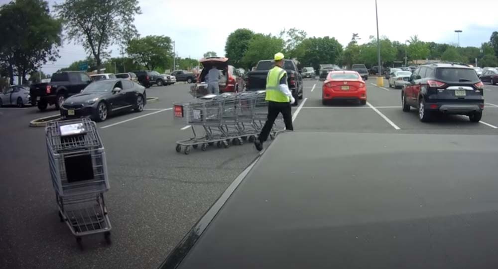 VIDEÓ: Ő csak el akarta rendezni a bevásárlókocsikat az áruházi parkolóban
