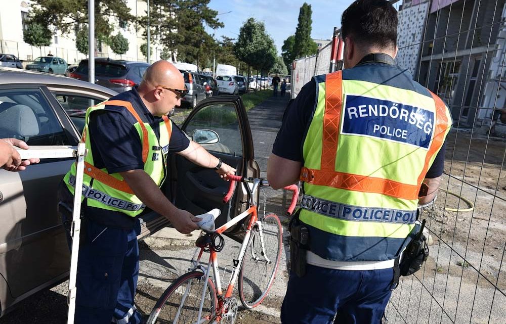 A kórház bejáratánál nyitotta rá az ajtót a kerékpárosra a figyelmetlen utas A kórház bejáratánál nyitotta rá az ajtót a kerékpárosra a figyelmetlen utas