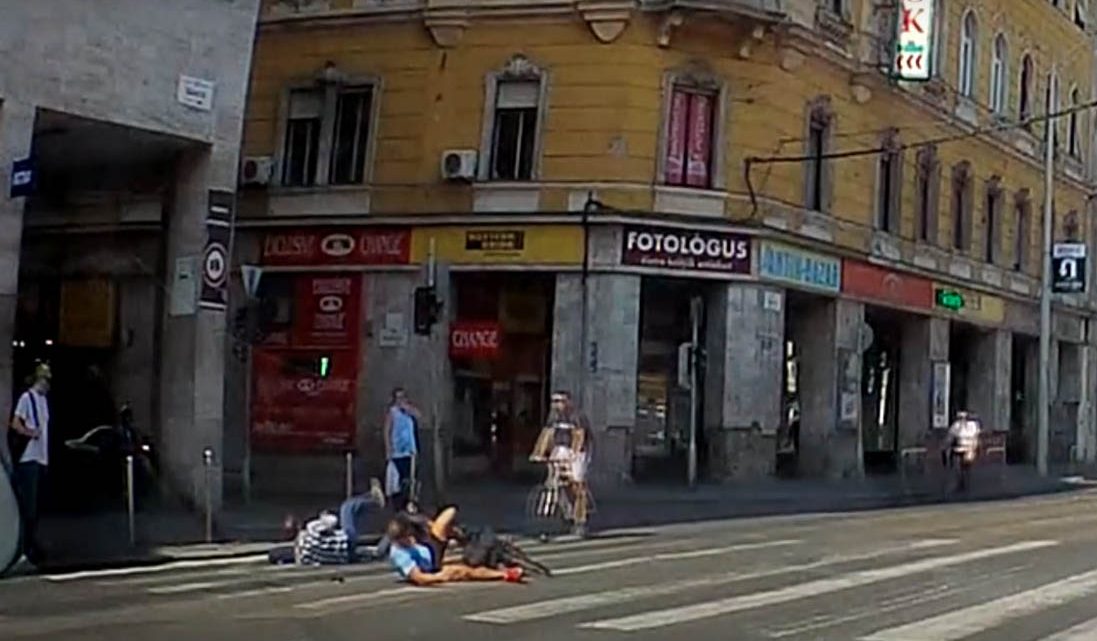 VIDEÓ: A piroson áthajtó biciklisek egyike csúnyán elgázolt egy gyalogost a Blahánál VIDEÓ: A piroson áthajtó biciklisek egyike csúnyán elgázolt egy gyalogost a Blahánál