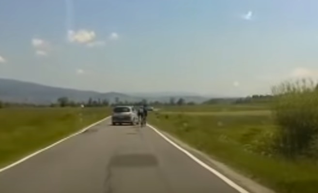 VIDEÓ: Aljas módon állt bosszút a bringásokon az autós egy visszaszólásért