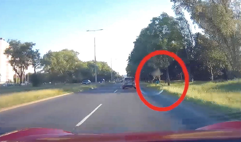 VIDEÓ: Nem tudjuk mi lelte ezt az útszéli idiótát, de rendesen ijesztgette az autósokat