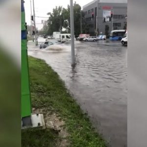 VIDEÓ: Lassan érdemes csónakra cserélni az autót – Sokfelé megint káoszt okozott a délelőtti eső