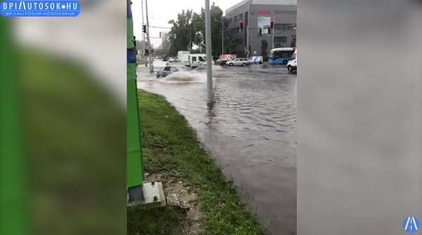VIDEÓ: Lassan érdemes csónakra cserélni az autót – Sokfelé megint káoszt okozott a délelőtti eső