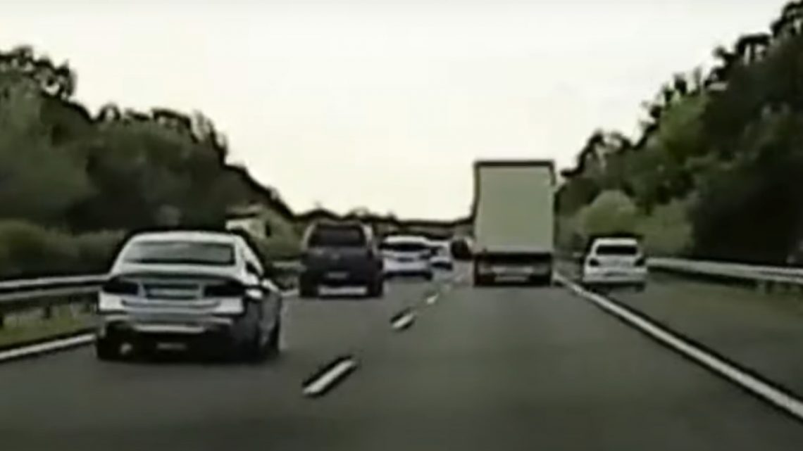 VIDEÓ: Ez hihetetlen, hogy hírből sem ismeritek a jobbratartást az M7-esen ;-) VIDEÓ: Ez hihetetlen, hogy hírből sem ismeritek a jobbratartást az M7-esen ;-)
