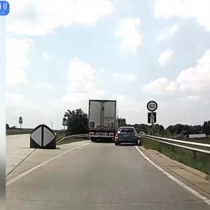 VIDEÓ: Kamionnal tolatott vissza az autópályára az M5-ös gyáli kihajtóján