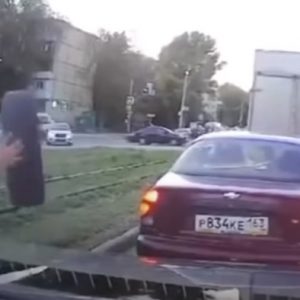 VIDEÓ: Nem sokat cicózott – Puszta kézzel állította meg az autója felé pattogó autókereket